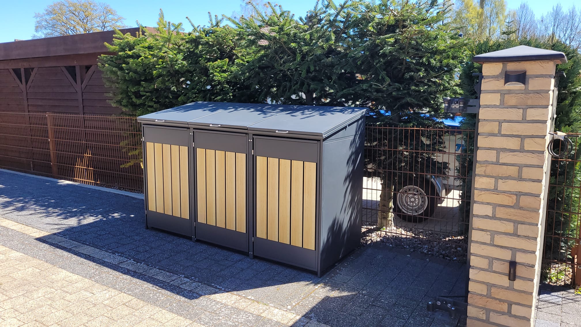 Containerombouw voor drie afvalcontainers bij een woning